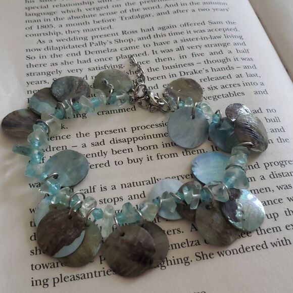 Beach-like Shell Bracelet - Picture 2 of 3